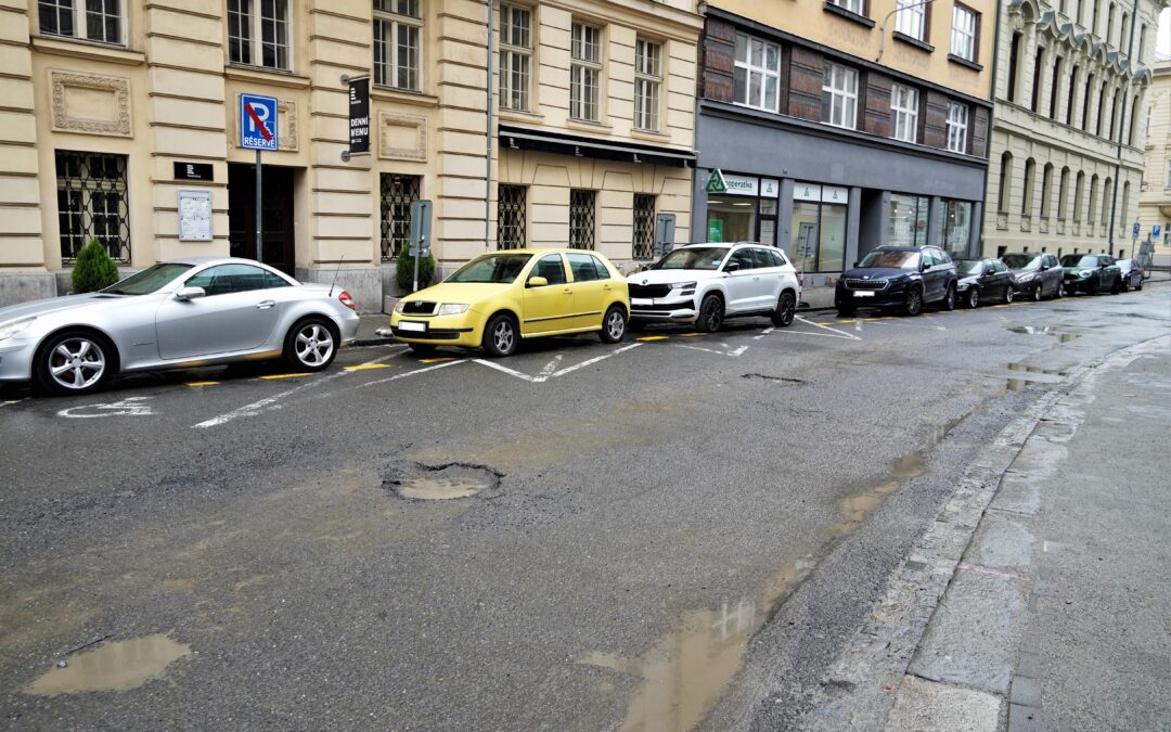 Opravy vozovky vč. sanace na ul. Na Hradbách 2. ETAPA (Přívozská – Sokolská třída)